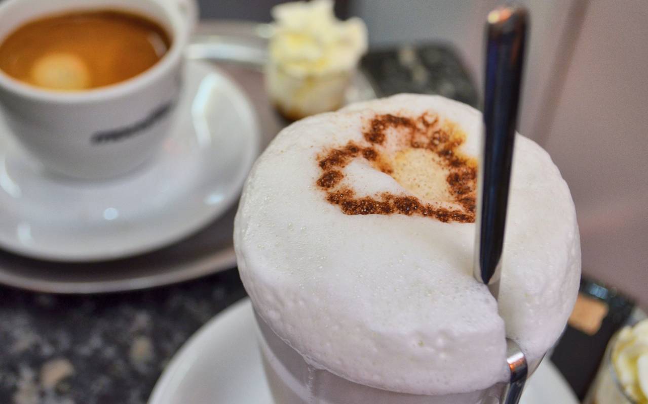 Herz auf einem Cafe im Eiscafe Rizzuti, das Bedüprftigen Getränke schenkt.