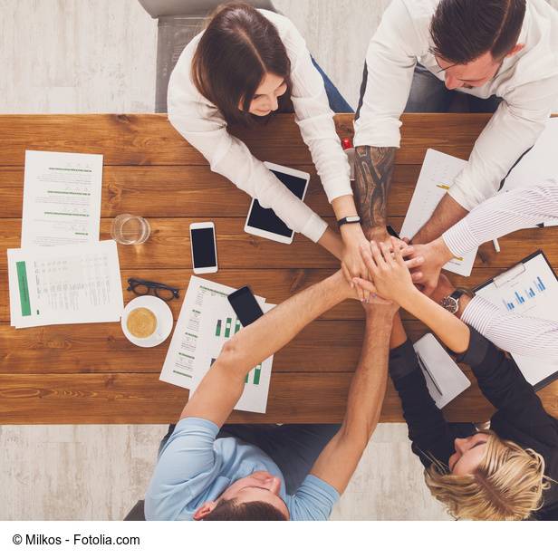 In einem Business-Meeting wird eine Einigung erzielt.