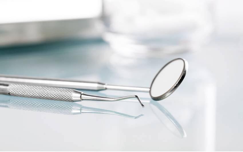 Zahnarztinstrumente liegen im Behandlungszimmer bereit.