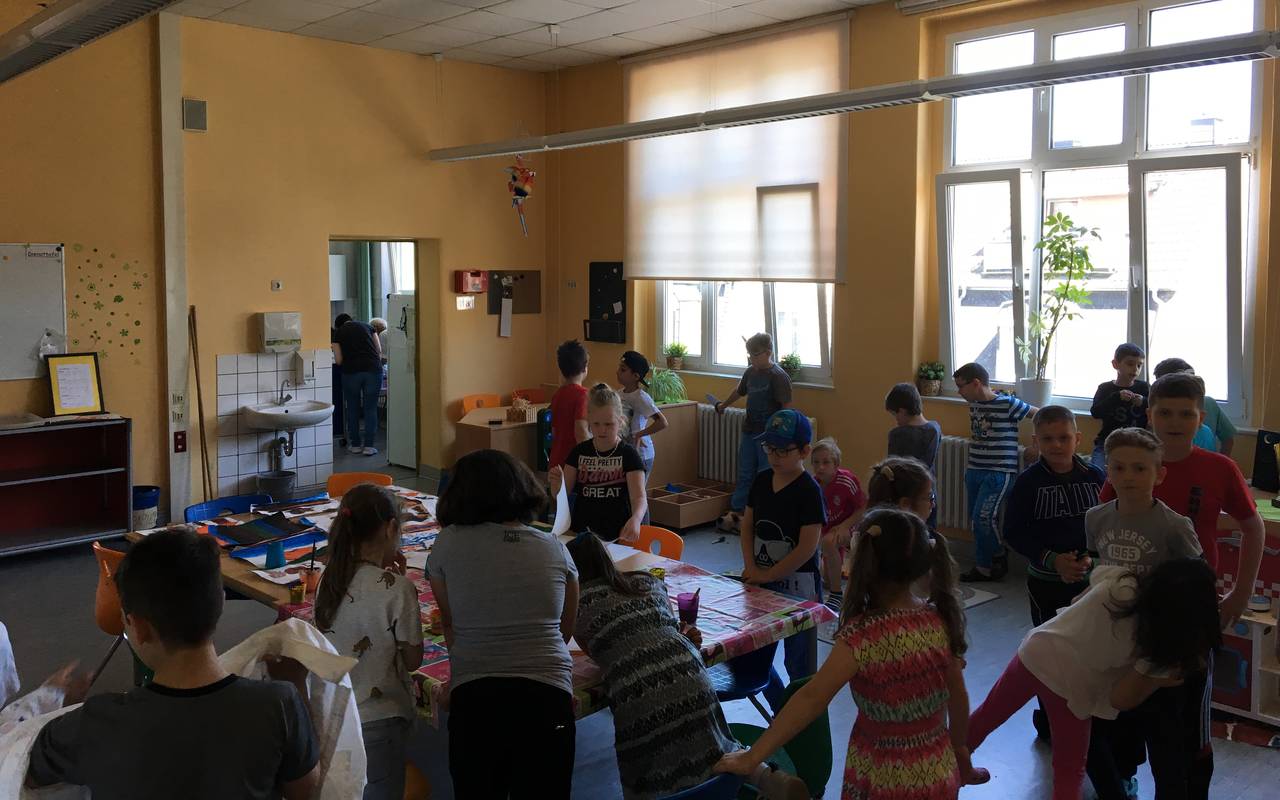 Die Kinder in der offnene Ganztagsschule der Grundschule Schnellmark spielen in ihren Räumlichkeiten.