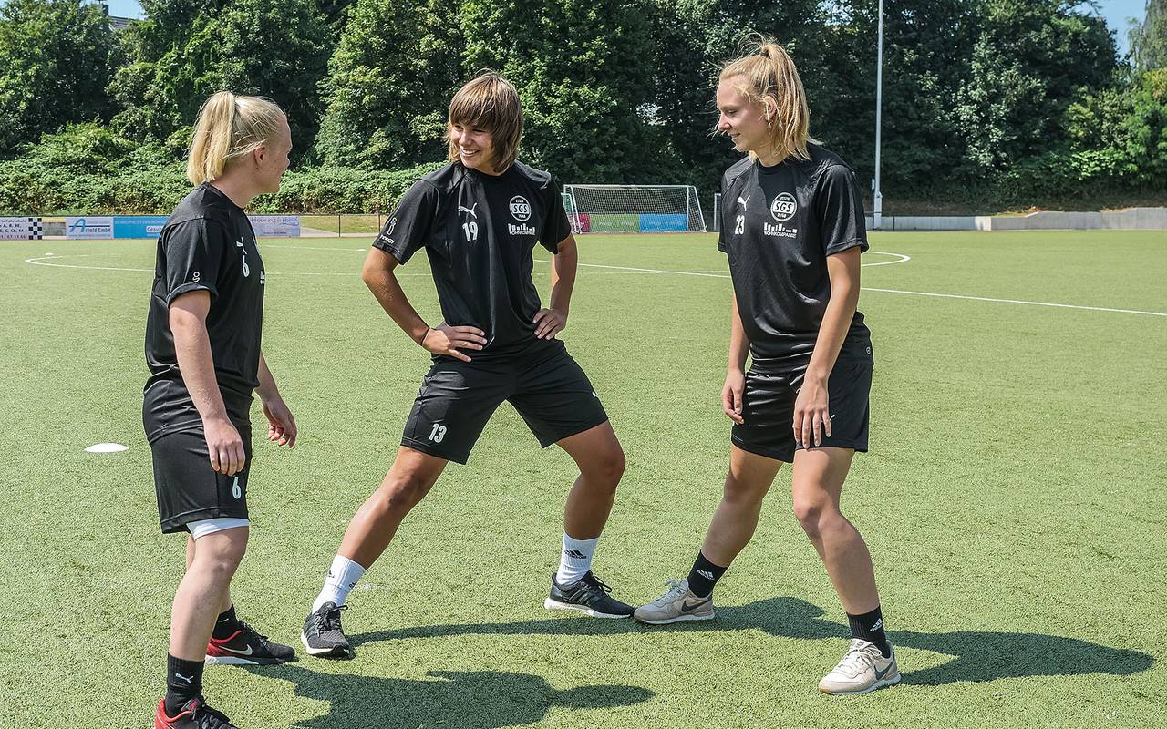 Frauenfussball in Essen: 1. Bundesliga Frauen, SGS Essen, erstes Training. Die Fotos entstanden am 14.7. 2018 auf dem Kunstrasenplatz an der Ardelhütte 166. Auf dem Foto: Jule Dallmann, Lena Oberdorf, Annalena Rieke Michael Gohl / FUNKE Foto Services