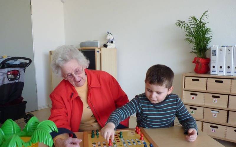 Oma und Kind spielen