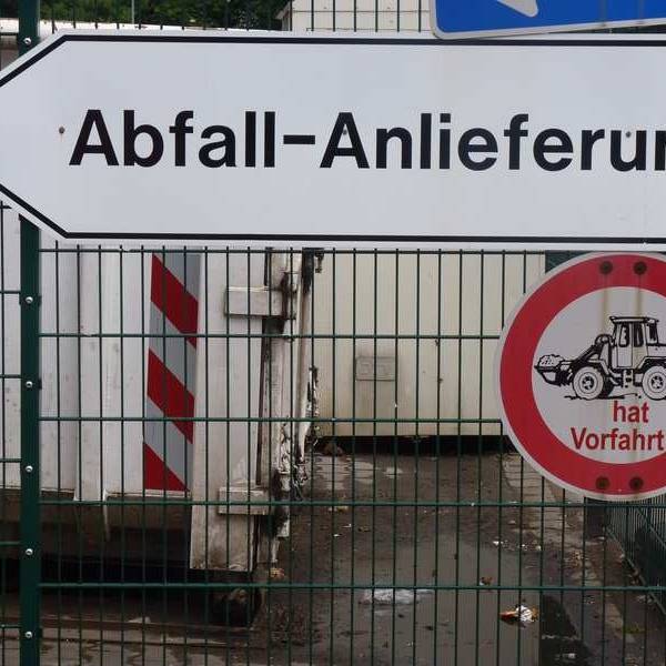 Schild Abfall-Anlieferung auf einem Betriebshof.