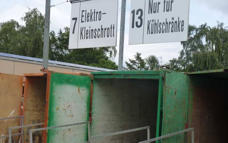 Container und Schild Elektroschrott.
