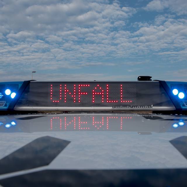 Ein Einsatzwagen der Polizei mit Blaulicht und aktivem Schriftzug "Unfall" (Symbolbild).
Bei Verwendung in Social Media muss die Bildquelle am Bild genannt werden; bei Verwendung als Nachrichtenbild spielt das System diese automatisch mit aus.