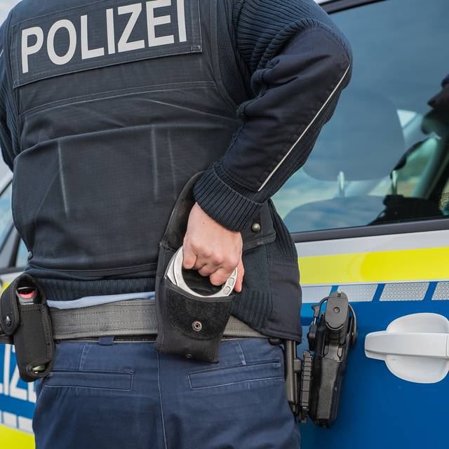 Ein Polizist nutzt Handschellen zur Festnahme (Symbolbild).
Bei Verwendung in Social Media muss die Bildquelle am Bild genannt werden; bei Verwendung als Nachrichtenbild spielt das System diese automatisch mit aus.
