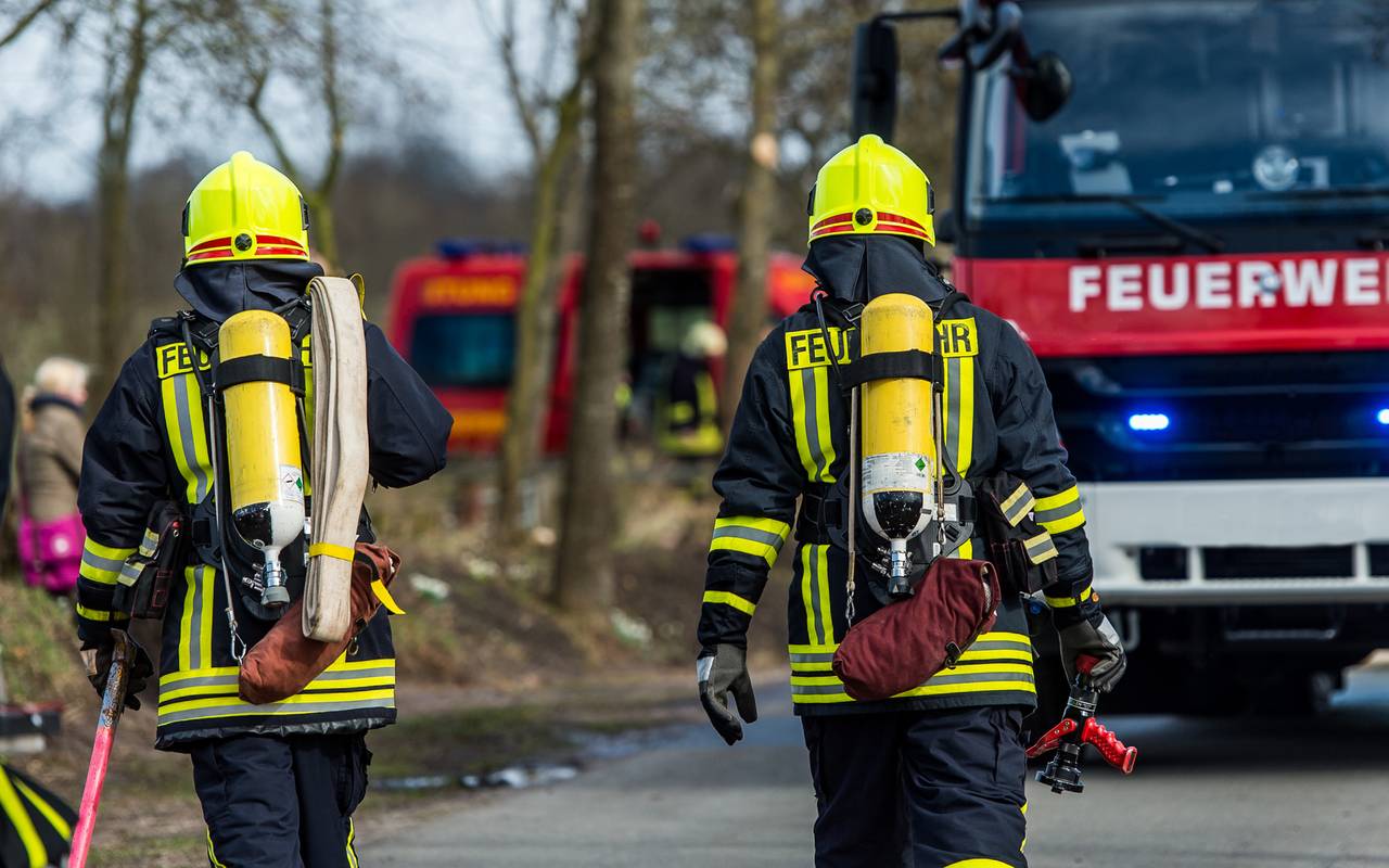 Feuerwehrmänner im Einsatz (Symbolbild).
Bei Verwendung in Social Media muss die Bildquelle am Bild genannt werden; bei Verwendung als Nachrichtenbild spielt das System diese automatisch mit aus.