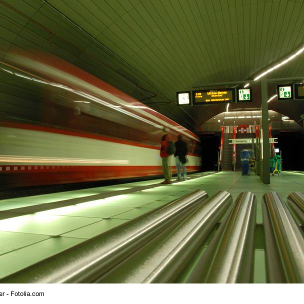 An dieser U-Bahn-Station fährt gerade eine Bahn an (Symbolbild).