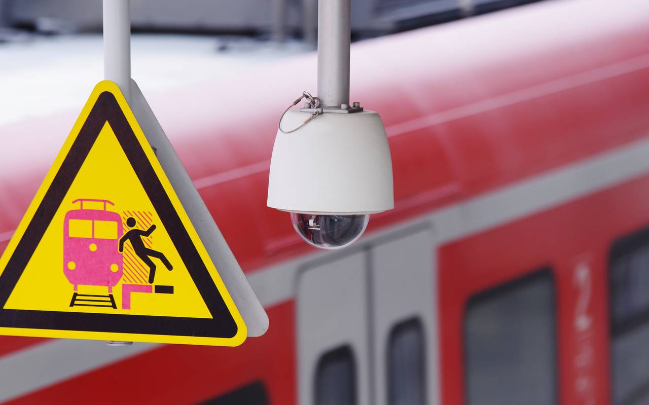 Eine Überwachungskamera an einem Bahnhof (Symbolbild).
Bei Verwendung in Social Media muss die Bildquelle am Bild genannt werden; bei Verwendung als Nachrichtenbild spielt das System diese automatisch mit aus.