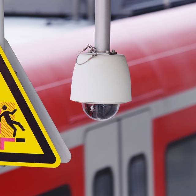 Eine Überwachungskamera an einem Bahnhof (Symbolbild). 
Bei Verwendung in Social Media muss die Bildquelle am Bild genannt werden; bei Verwendung als Nachrichtenbild spielt das System diese automatisch mit aus.