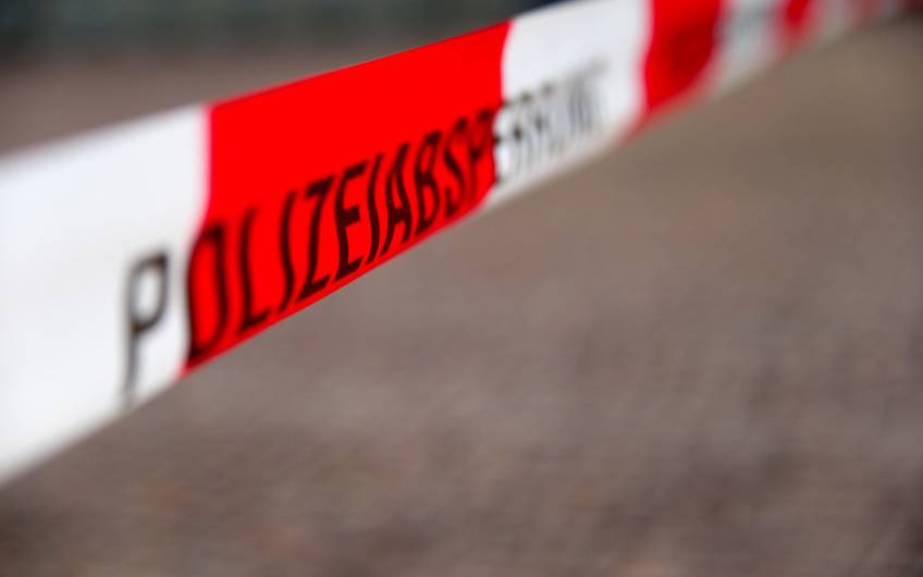 Ein Absperrband der Polizei in Nahaufnahme (Symbolbild).