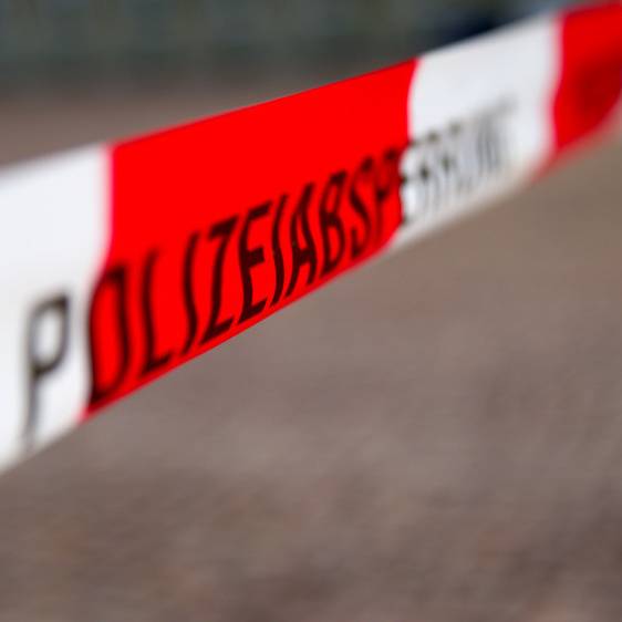 Ein Absperrband der Polizei in Nahaufnahme (Symbolbild).