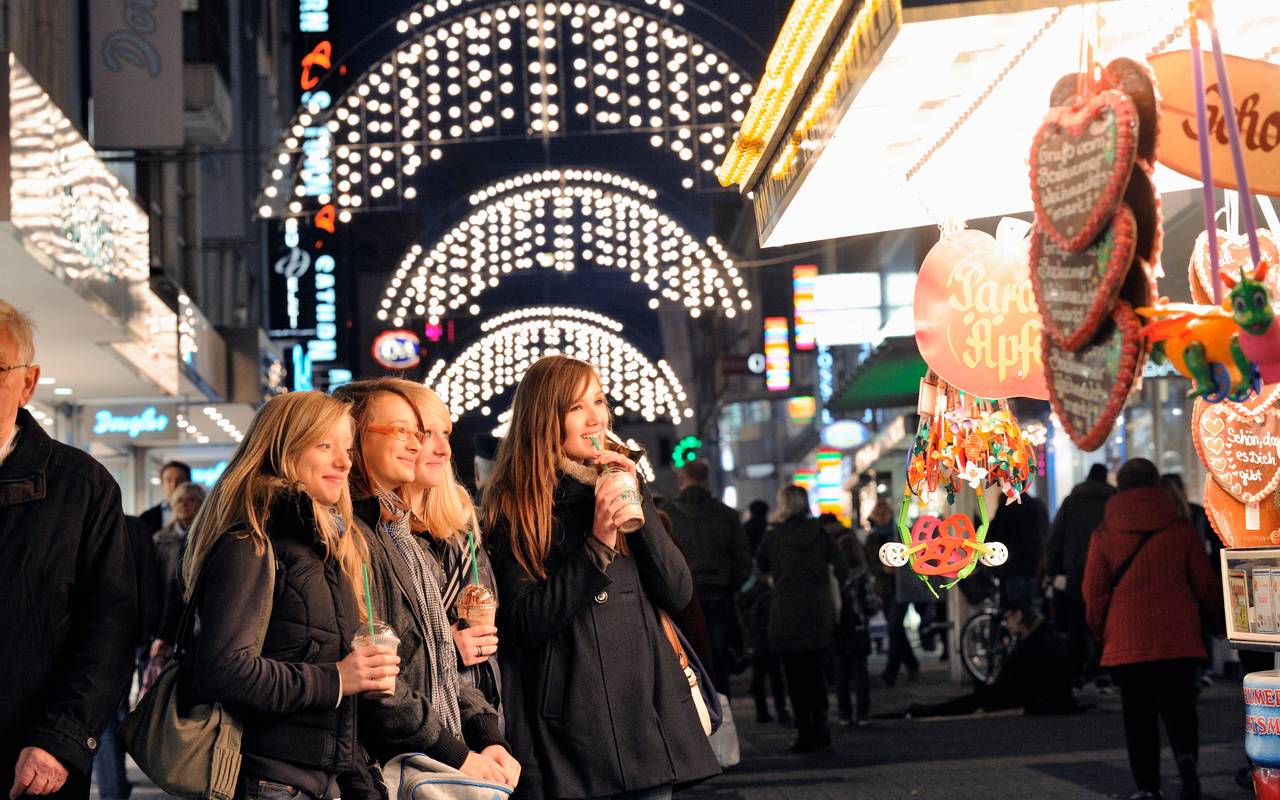 Auf dem Bochumer Weihnachtsmarkt drängen sich die Besucher.