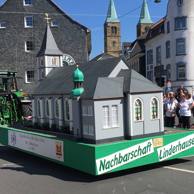 Zehntausende feiern beim Schwelmer Heimatfestumzug.