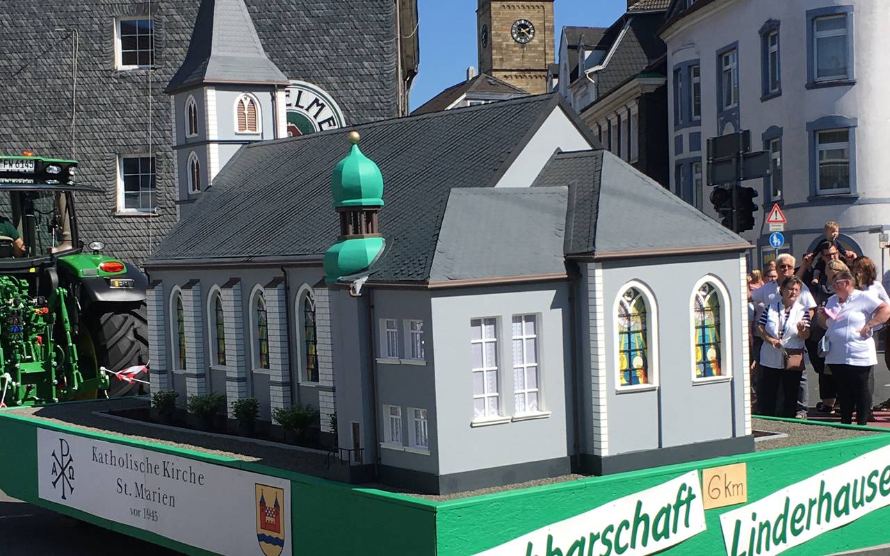 Zehntausende feiern beim Schwelmer Heimatfestumzug.