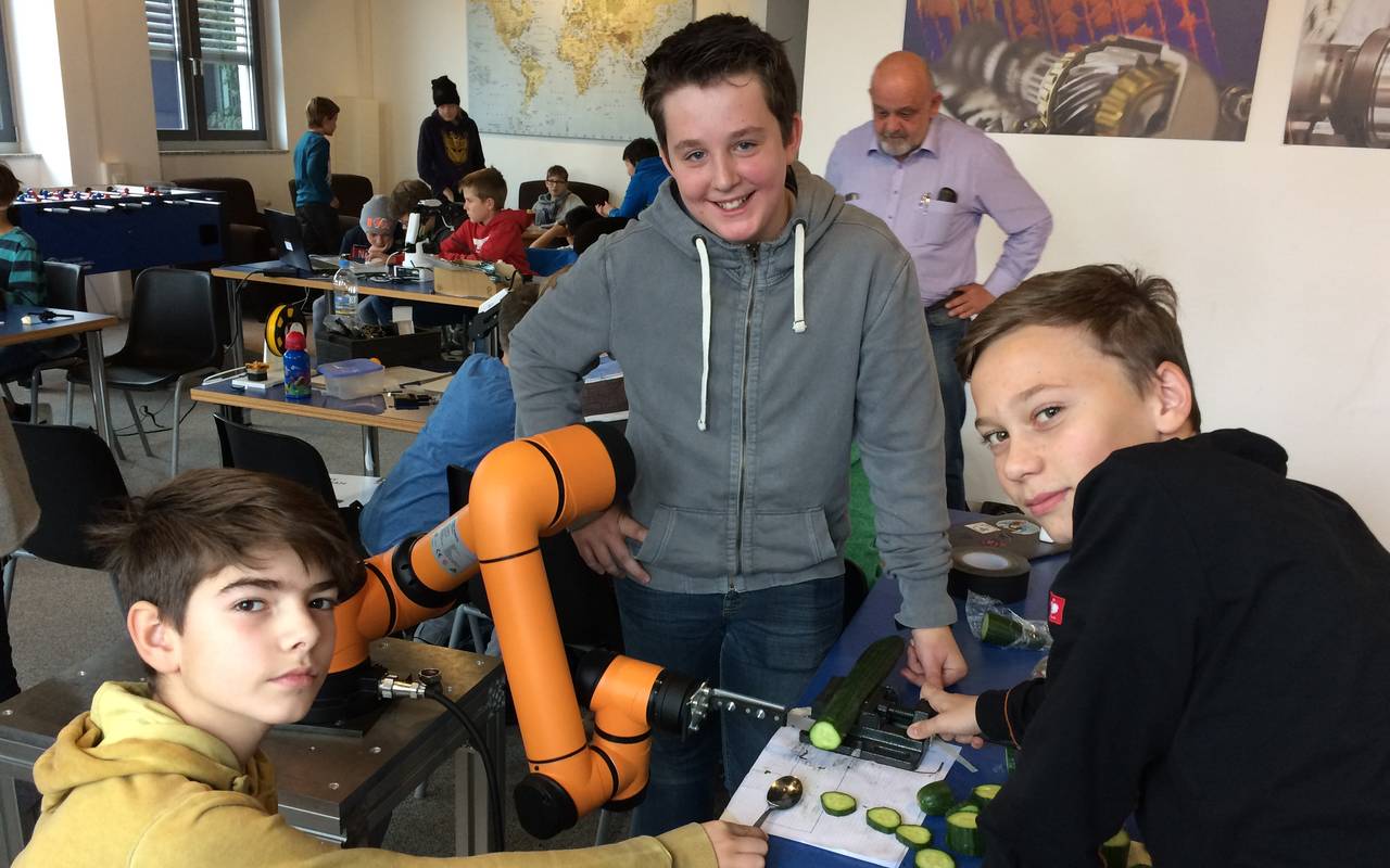 Konstantin, Benjamin und Laurentz haben einen Gurkenroboter in der Entwicklerwerkstatt in Wetter gebaut. (vlnr)