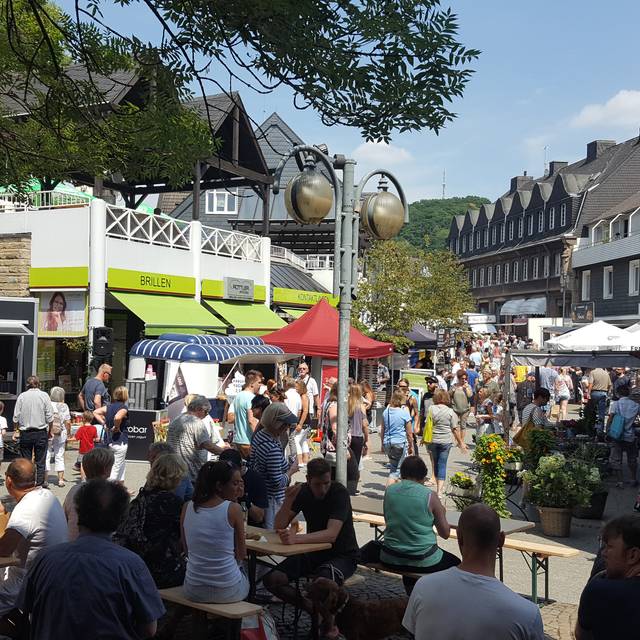 Die Herdecker Innenstadt ist voll beim 1. Herdecker Street Food Festival.