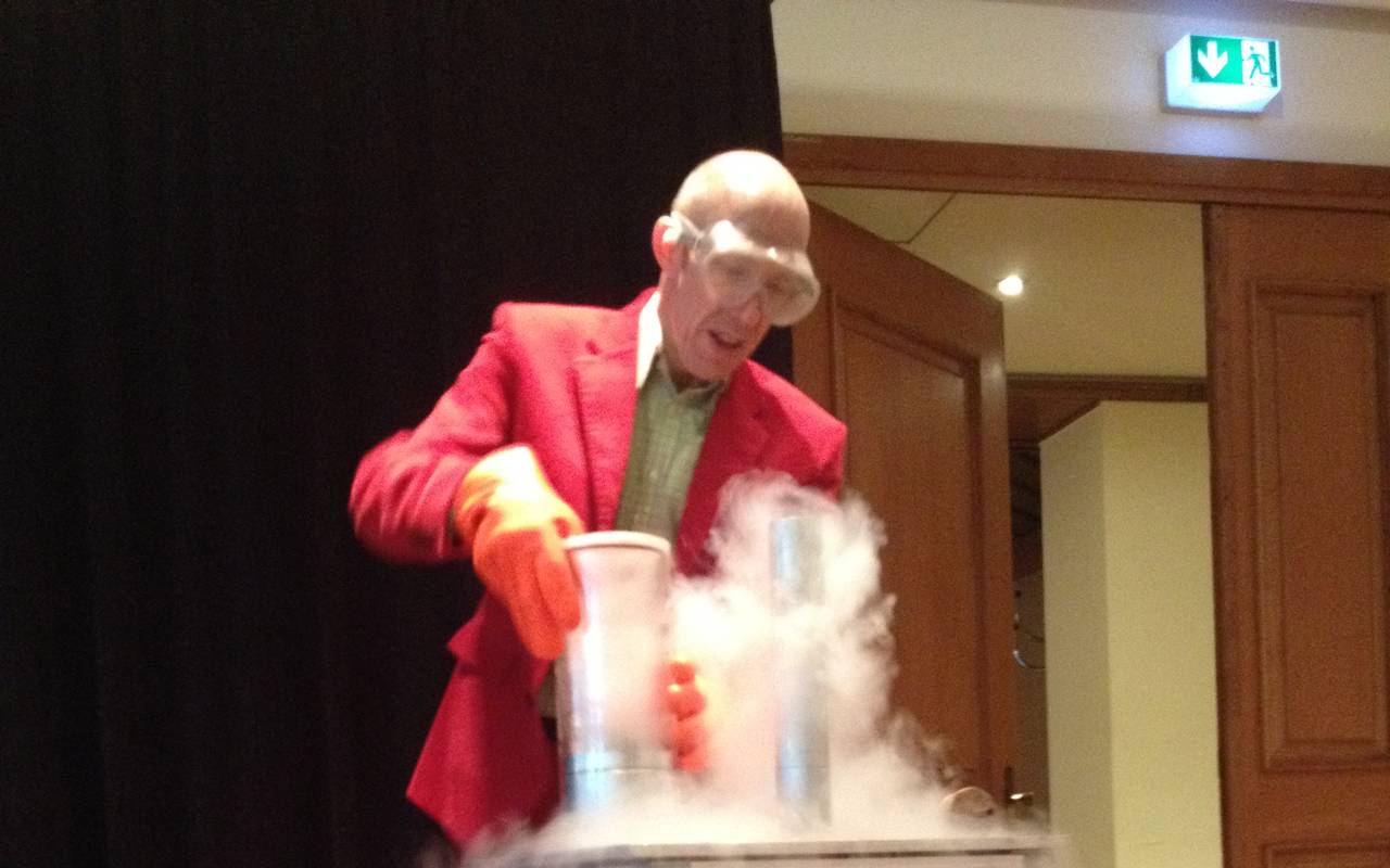 Physiker Marcus Weber experimentiert