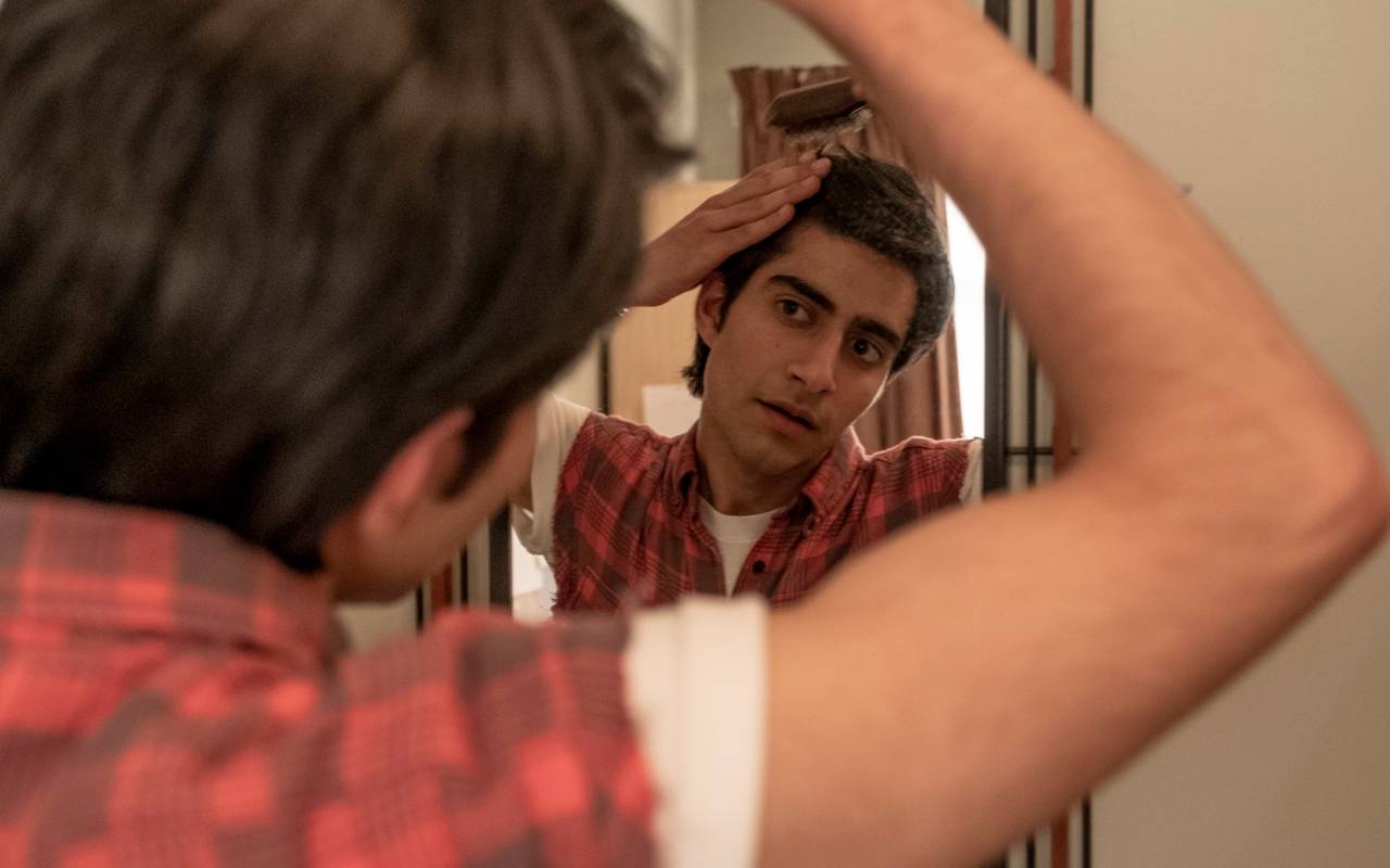 Javed kämmt sich die Haare wie Bruce Springsteen