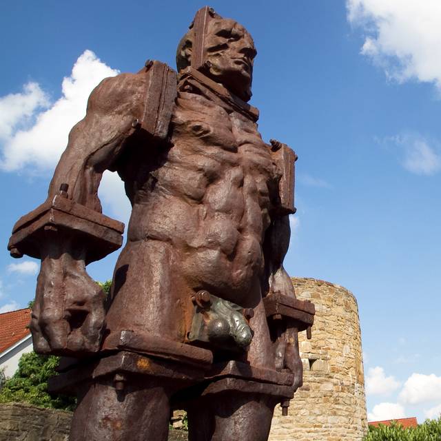 Die Eisenmänner des polnischen Bildhauers Zbigniew Frączkiewicz aus dem Jahre 1996 an der Hattinger Stadtmauer vor dem Bruchtorturm nahe dem Busbahnhof.