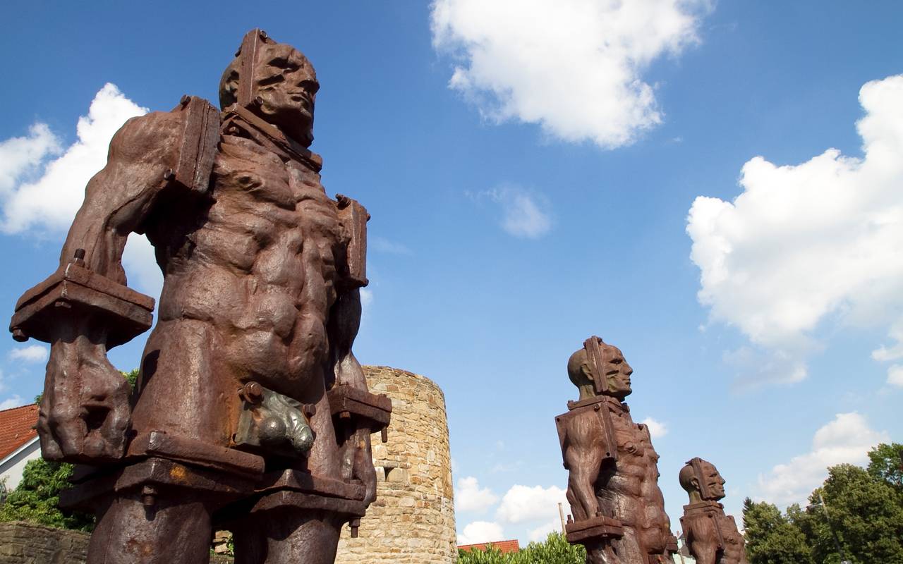 Die Eisenmänner des polnischen Bildhauers Zbigniew Frączkiewicz aus dem Jahre 1996 an der Hattinger Stadtmauer vor dem Bruchtorturm nahe dem Busbahnhof.