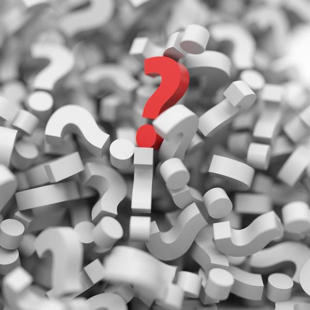 Fragezeichen rot in grauem Haufen