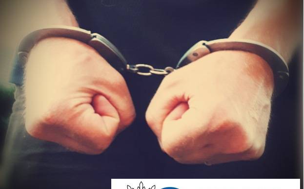 Der 25-Jährige wurde mit Haftbefehl gesucht. Bei ihm klickten die Handschellen. (Symbolbild: Polizei Rhein-Kreis Neuss)