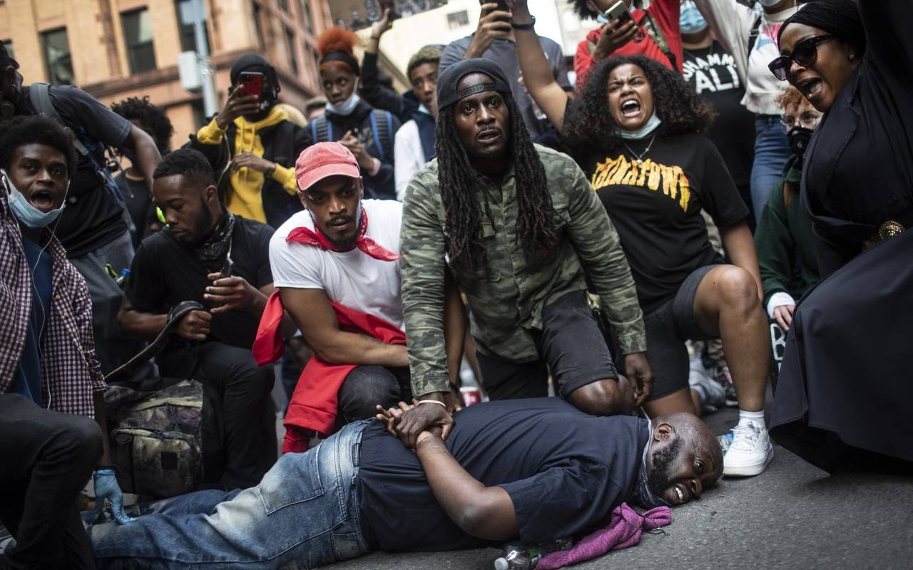 Demonstranten in New York stellen den Polizeieinsatz nach, bei dem George Floyd gestorben war. (Foto: Wong Maye-EAP/dpa)