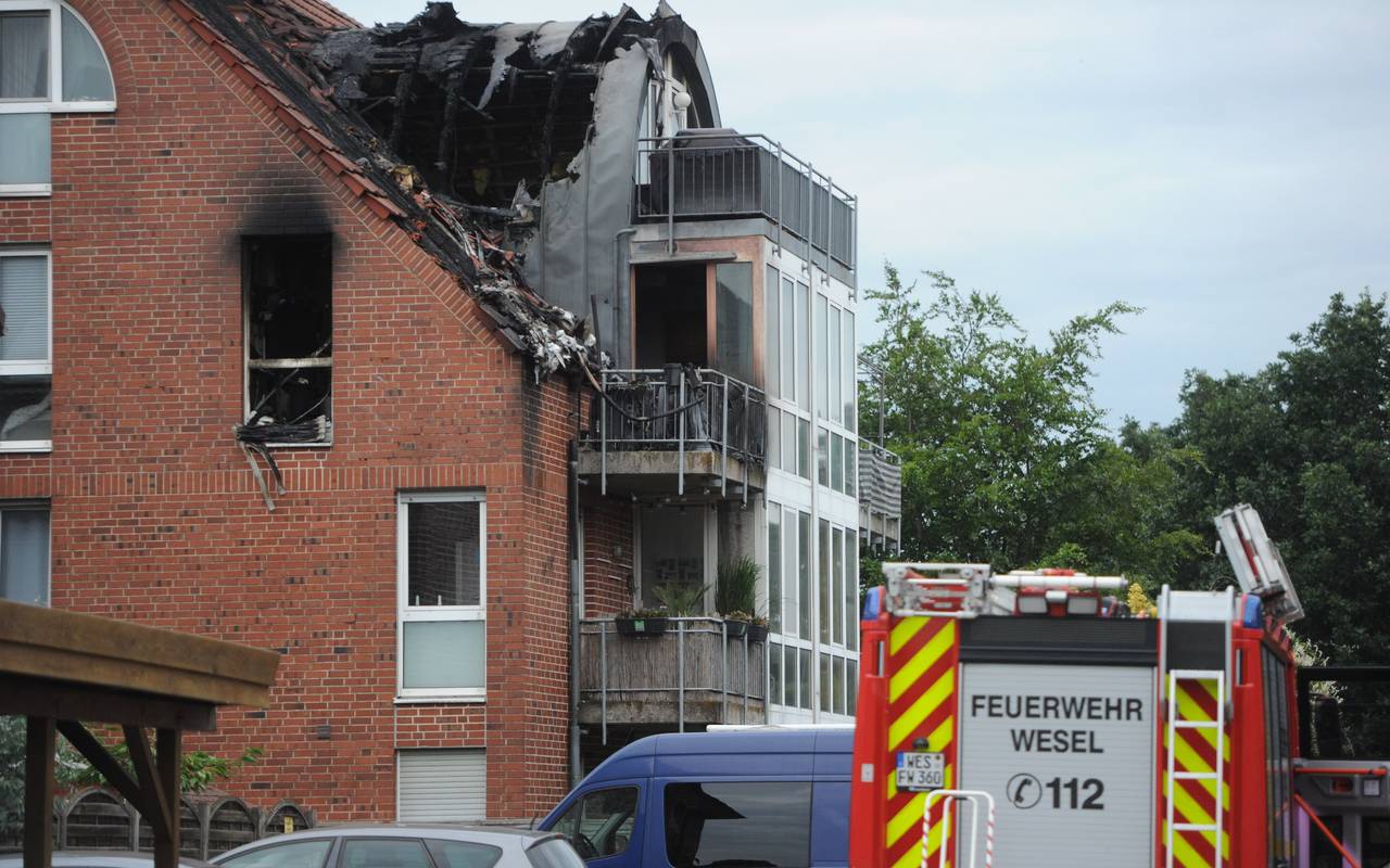 Außenansicht des Hauses am Samstag, 25.07.2020 in Wesel-Lackhausen. Es ist unbewohnbar. Ein Ultralight-Flugzeug ist gegen 14:30 Uhr in ein Wohnhaus am Färberskamp gestürzt. Drei Menschen starben, darunter eine Bewohnerin.