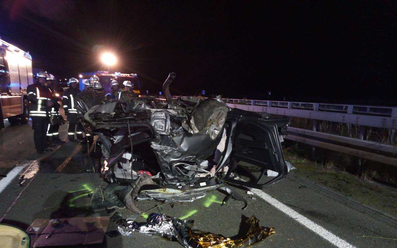 Auto überschlägt sich und liegt auf dem Dach - Unfall A1 bei Gevelsberg