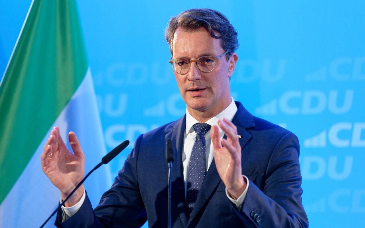 Hendrik Wüst, Ministerpräsident von Nordrhein-Westfalen, gibt nach einer Sitzung des CDU-Landesvorstands ein Pressestatement.