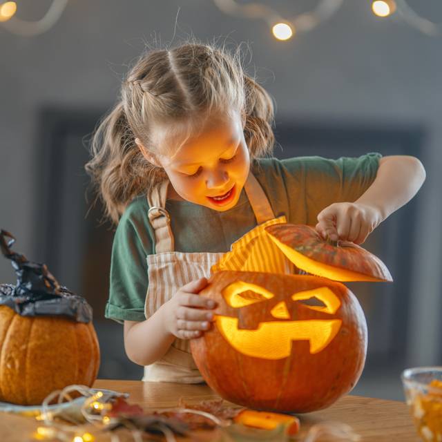 Kürbis-Schnitzen leicht gemacht: Kind beim Kürbis Schnitzen