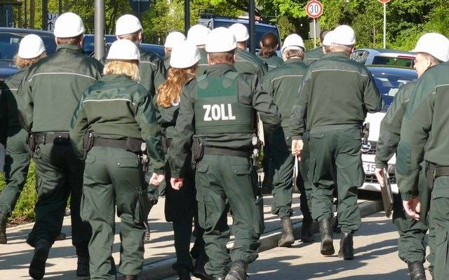 Zollbeamtinnen und Zollbeamte auf dem Weg zum Einsatz (Archivbild)