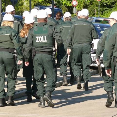 Zollbeamtinnen und Zollbeamte auf dem Weg zum Einsatz (Archivbild)