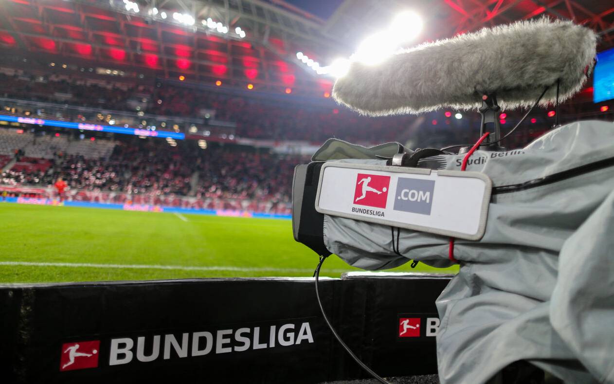 Eine TV-Kamera steht am Spielfeldrand. Der Pay-TV-Sender Sky hat sich bei der Medienrechte-Auktion der Fußball-Bundesliga die Spiele am Freitag und Samstag gesichert.