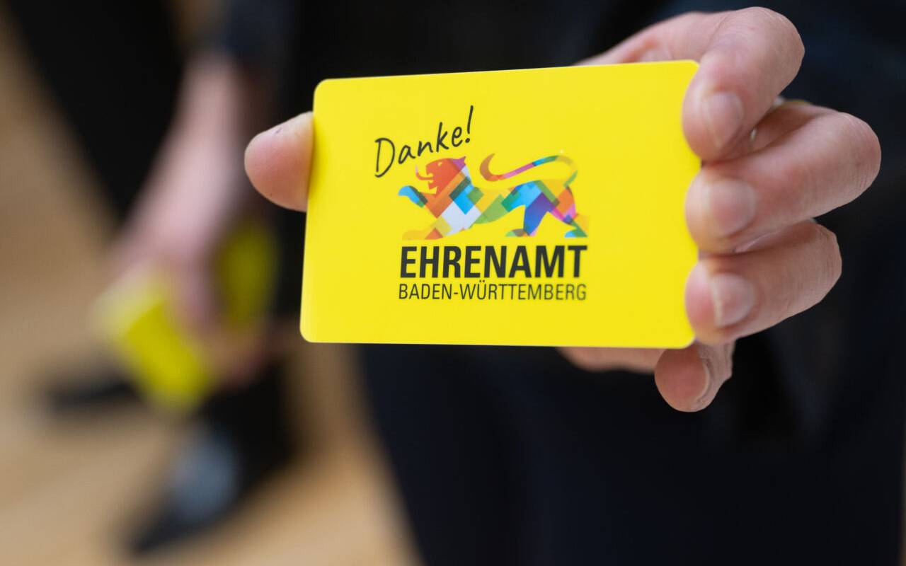 Mit der Ehrenamtskarte erhalten freiwillige Helfer und Helferinnen Vergünstigungen für bestimmte Angebote - hier am Beispiel für Baden-Württemberg.