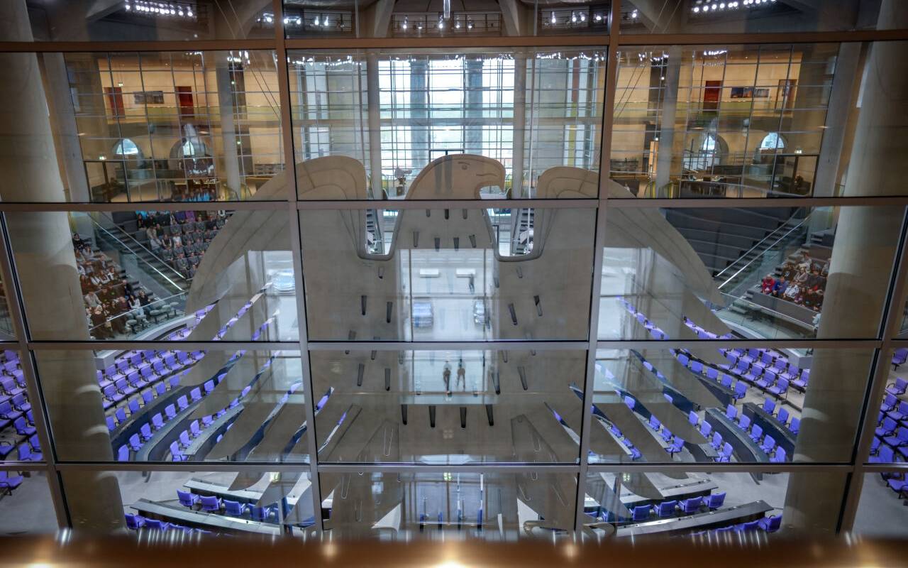 Blick auf den Bundesadler im Plenum des Bundestags