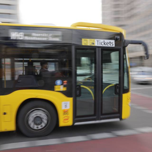 Ein BVG-Bus fährt am Zoologischen Garten in Berlin vorbei