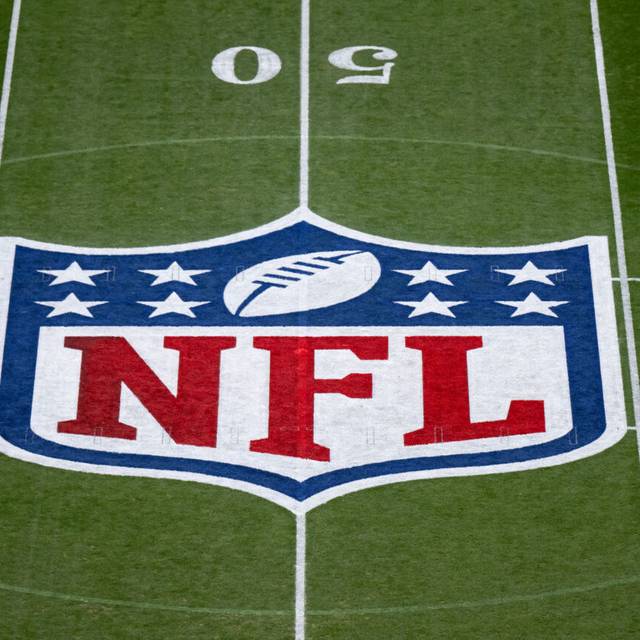Das Logo der NFL ist in der Allianz Arena zu sehen.