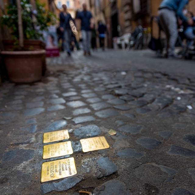 Gedenk-Stolpersteine auf einer Straße