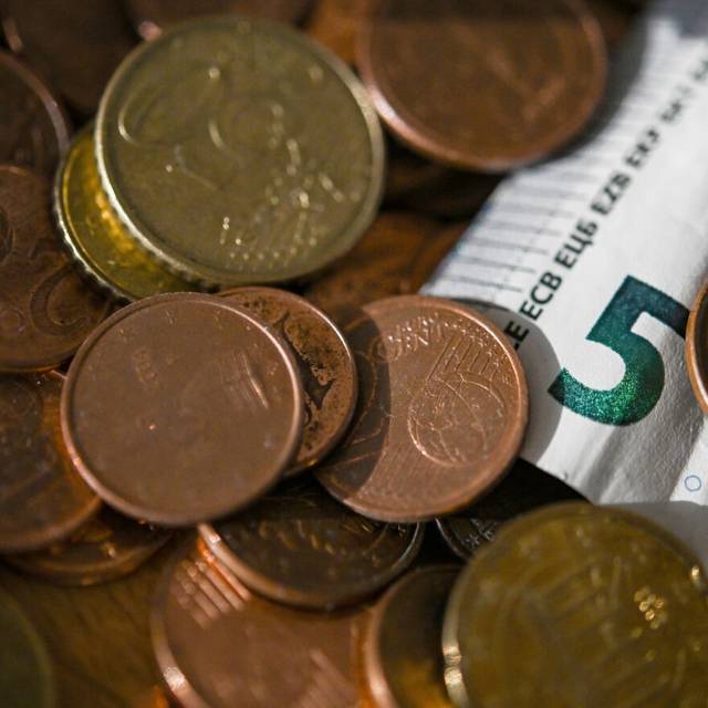 Geldmünzen und ein 5 Euro-Schein liegen in einer Schale. Das Statistische Bundesamt will die Inflationsrate für Oktober 2024 am 30.10.2024 bekannt geben.
