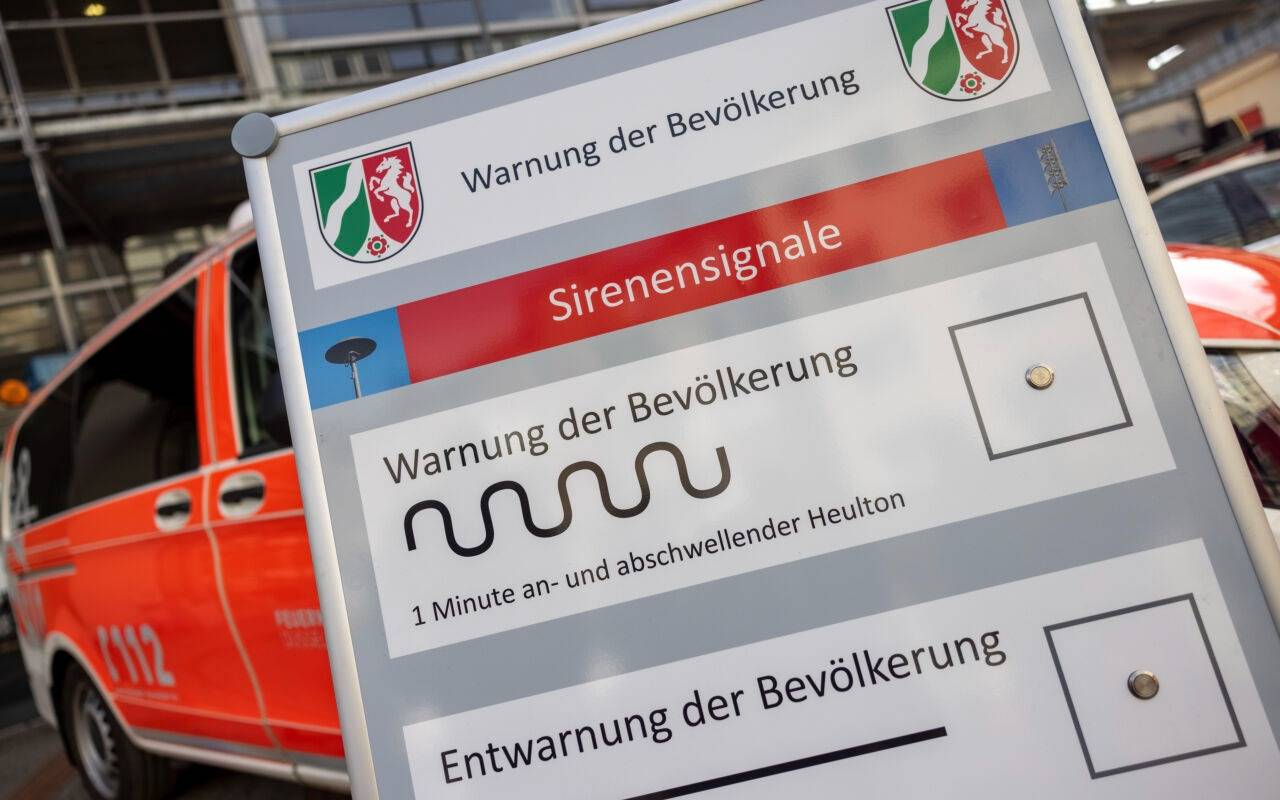 Auf einem Display vor der Leitstelle der Feuerwehr Düsseldorf sind die verschiedenen Sirenensignale zur Warnung der Bevölkerung abgebildet. Beim landesweiten Probealarm haben am Donnerstag in Nordrhein-Westfalen erneut Handys geschrillt und Sirenen geheult.