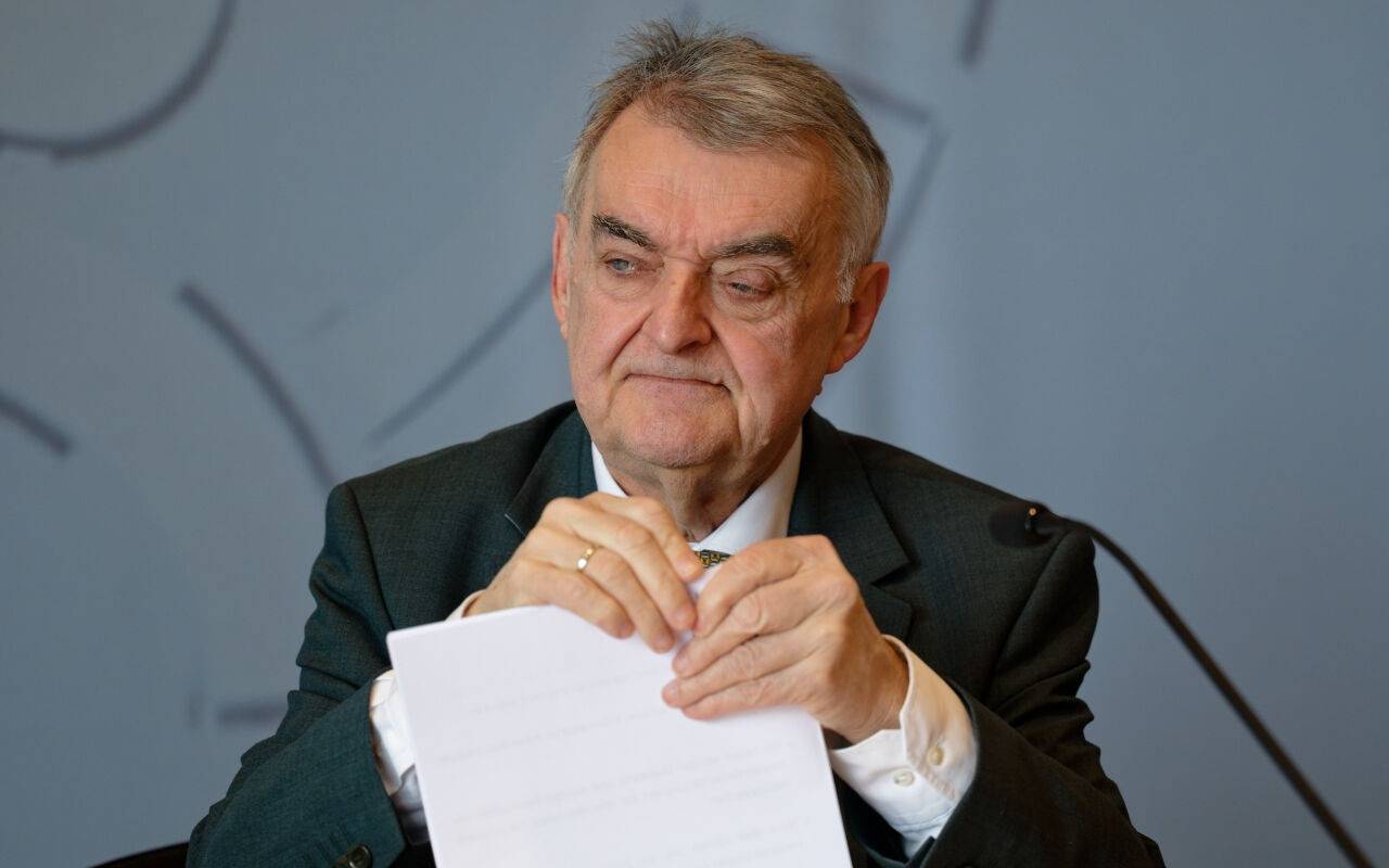 Herbert Reul, Innenminister von Nordrhein-Westfalen (CDU), spricht bei der Vorstellung der Polizeilichen Kriminalstatistik für 2024.