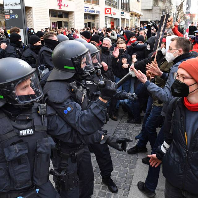 Polizeibeamte stehen Demonstranten gegenüber. Es kommt zu Gewaltszenen.
