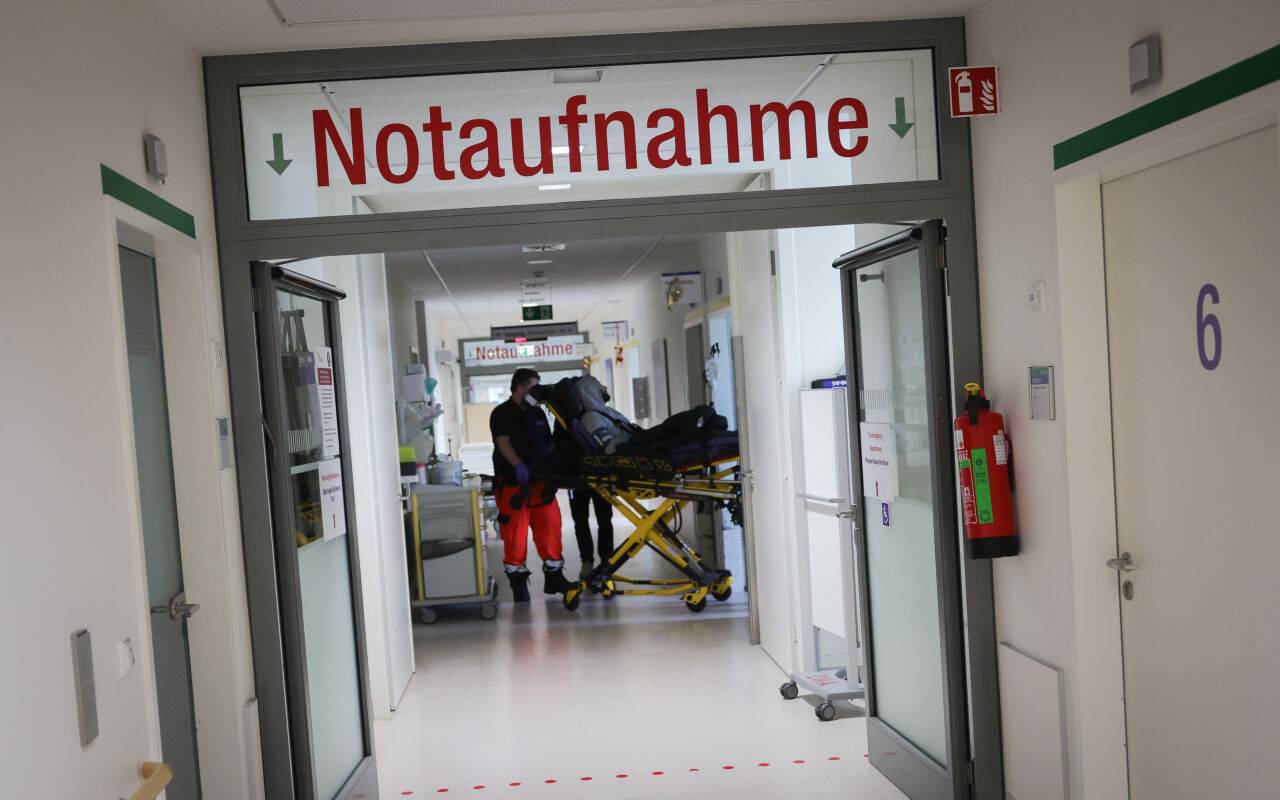 Auf einem Schild in einem Krankenhaus steht Notaufnahme.