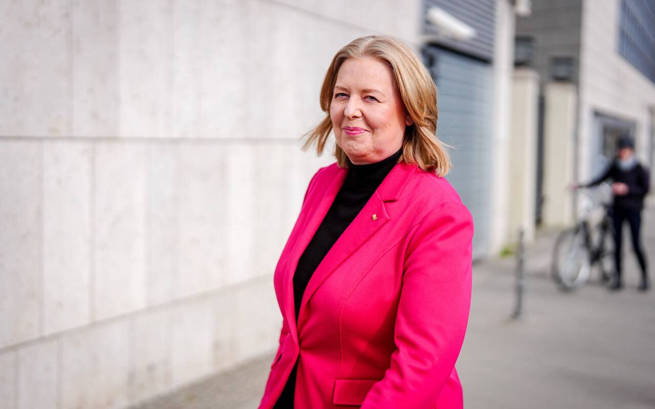 Bärbel Bas von der SPD kommt am CDU-Sitz in Berlin an und lächelt in die Kamera.