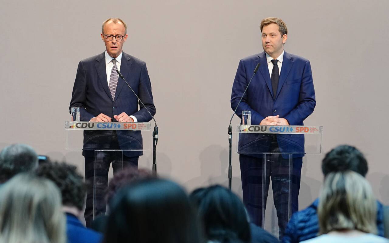 Friedrich Merz (links) und Lars Klingbeil (rechts) stehen nebeneinander und halten eine Pressekonferenz.