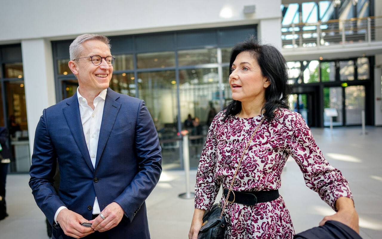 Katherina Reiche, designierte Bundesminister für Wirtschaft und Energie, und Karsten Wildberger, designierter Bundesminister für Digitalisierung und Staatsmodernisierung, kommen zum Bundesausschuss der CDU. Bei dem kleinen Parteitag der CDU soll die Zustimmung zu einem Koalitionsvertrag der Union mit der SPD zur Bildung einer Bundesregierung erfolgen und die künftigen Minister vorgestellt werde.