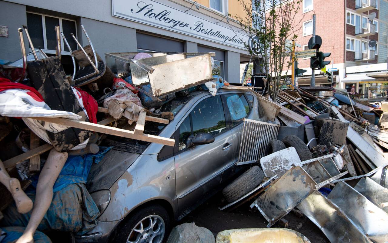 Ein Auto liegt nach dem Hochwasser 2021 unter Trümmern im nordrhein-westfälischen Stolberg.