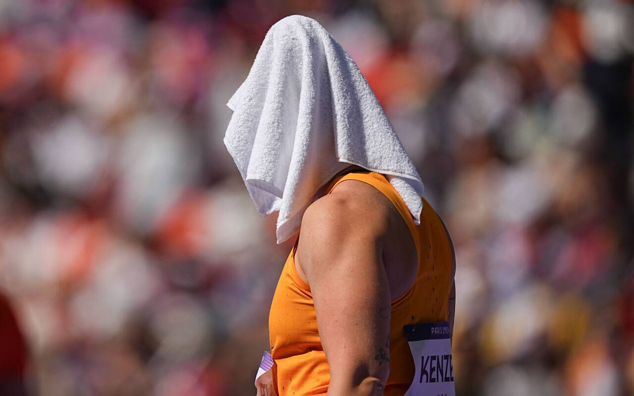 Olympia, Paris 2024, Leichtathletik, Stade de France, Kugelstoß, Frauen, Qualifikation, Alina Kenzel aus Deutschland bedeckt ihren Kopf mit einem Handtuch gegen die Hitze.